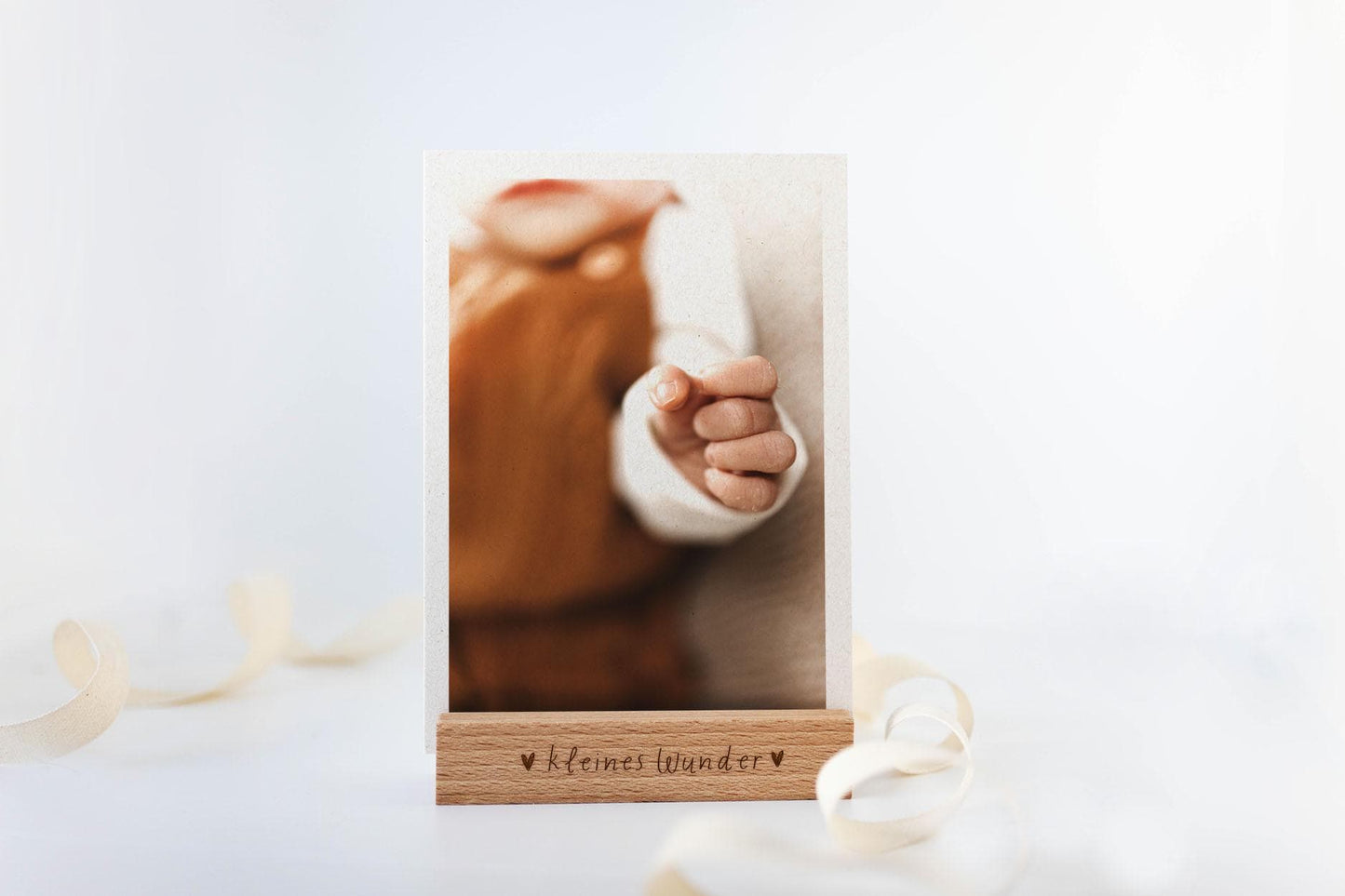 Bildhalter Baby Holz,  Kartenhalter Holz mit Gravur, Fotohalter Holz, Geschenk zur Geburt, Bilderleiste, Fotohalter Geburt GU002