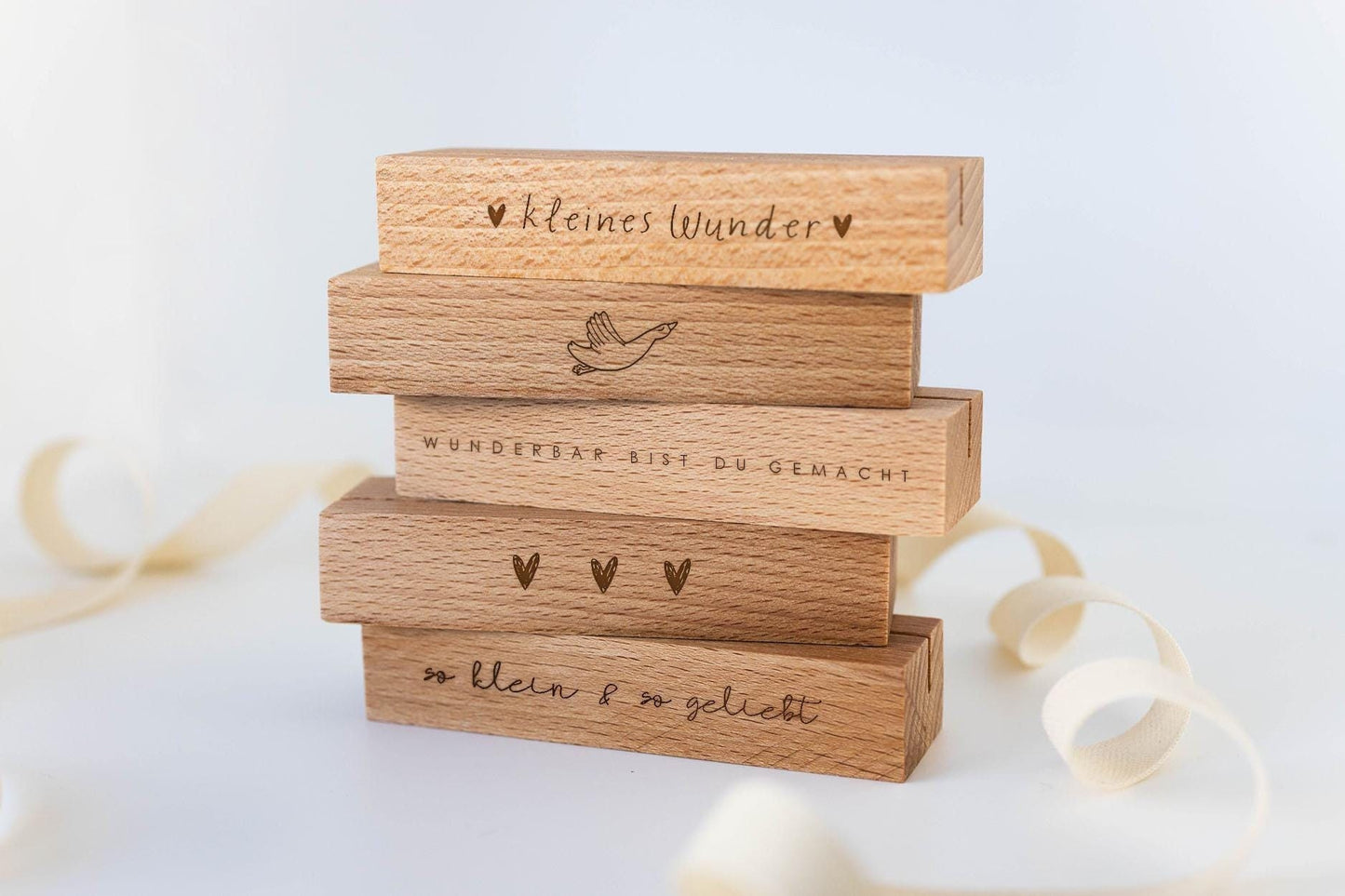 Bildhalter Baby Holz,  Kartenhalter Holz mit Gravur, Fotohalter Holz, Geschenk zur Geburt, Bilderleiste, Fotohalter Geburt GU002