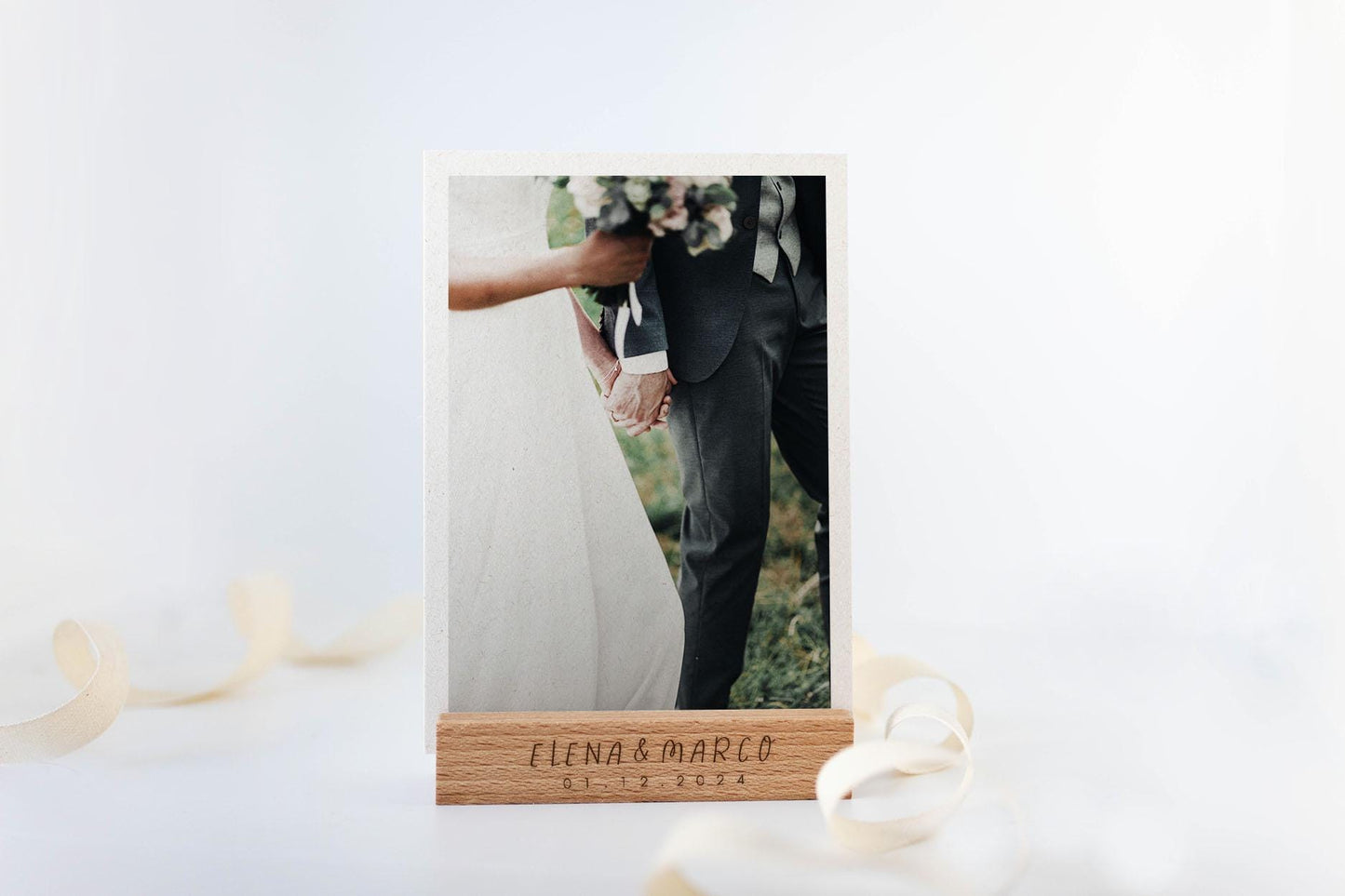Bildhalter Hochzeit Holz personalisiert, Kartenhalter Holz mit Gravur, Fotohalter Holz, Geschenk zur Hochzeit für Paare, Bilderleiste GU001