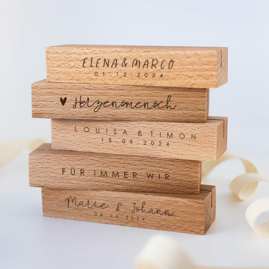 Bildhalter Hochzeit Holz personalisiert, Kartenhalter Holz mit Gravur, Fotohalter Holz, Geschenk zur Hochzeit für Paare, Bilderleiste GU001