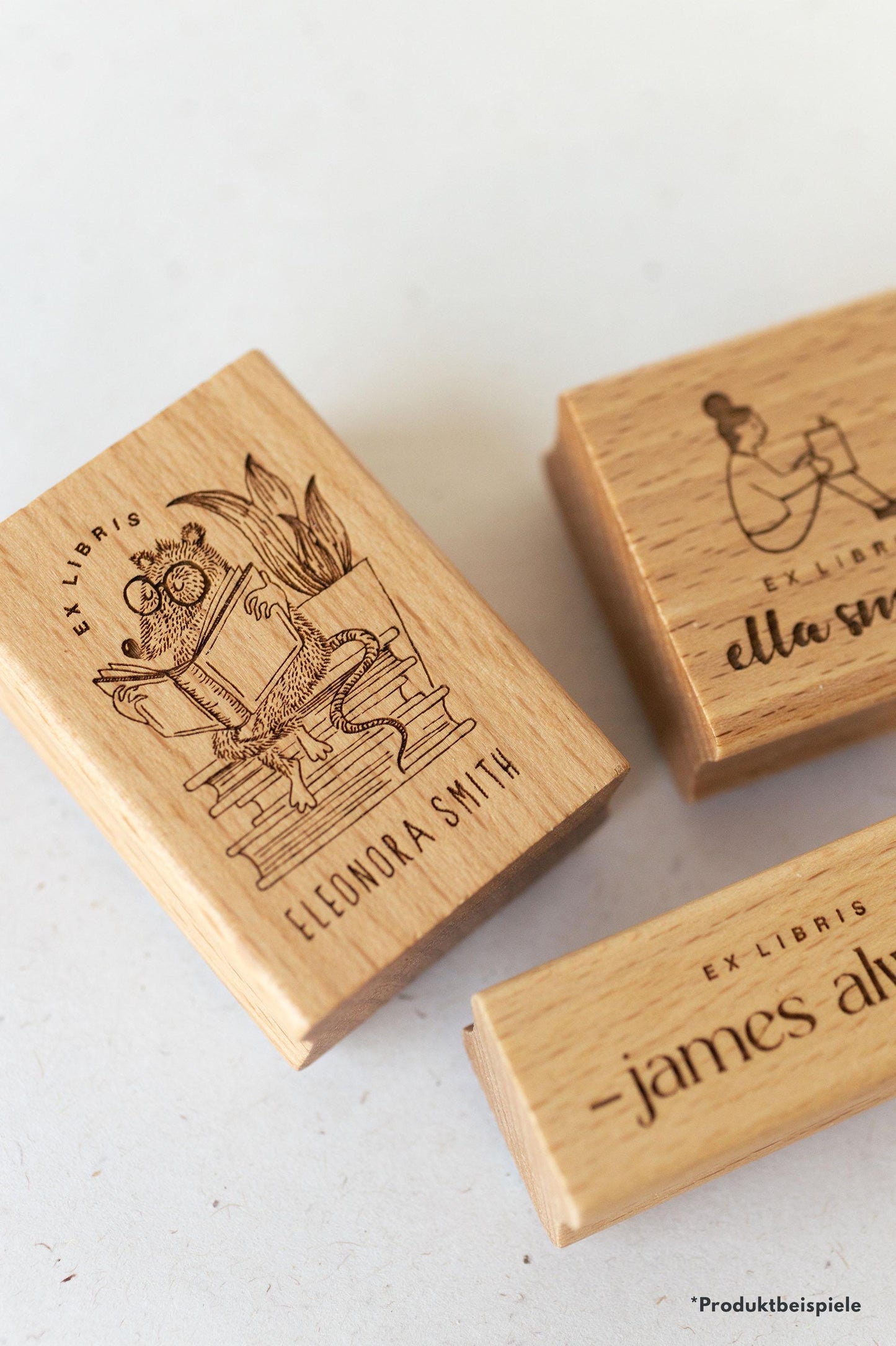 Ex Libris Namensstempel aus Holz 6x4cm – Personalisierter Bücherstempel mit Gravur – Geschenk für Leseratten Buchliebhaber Bibliothek HS188