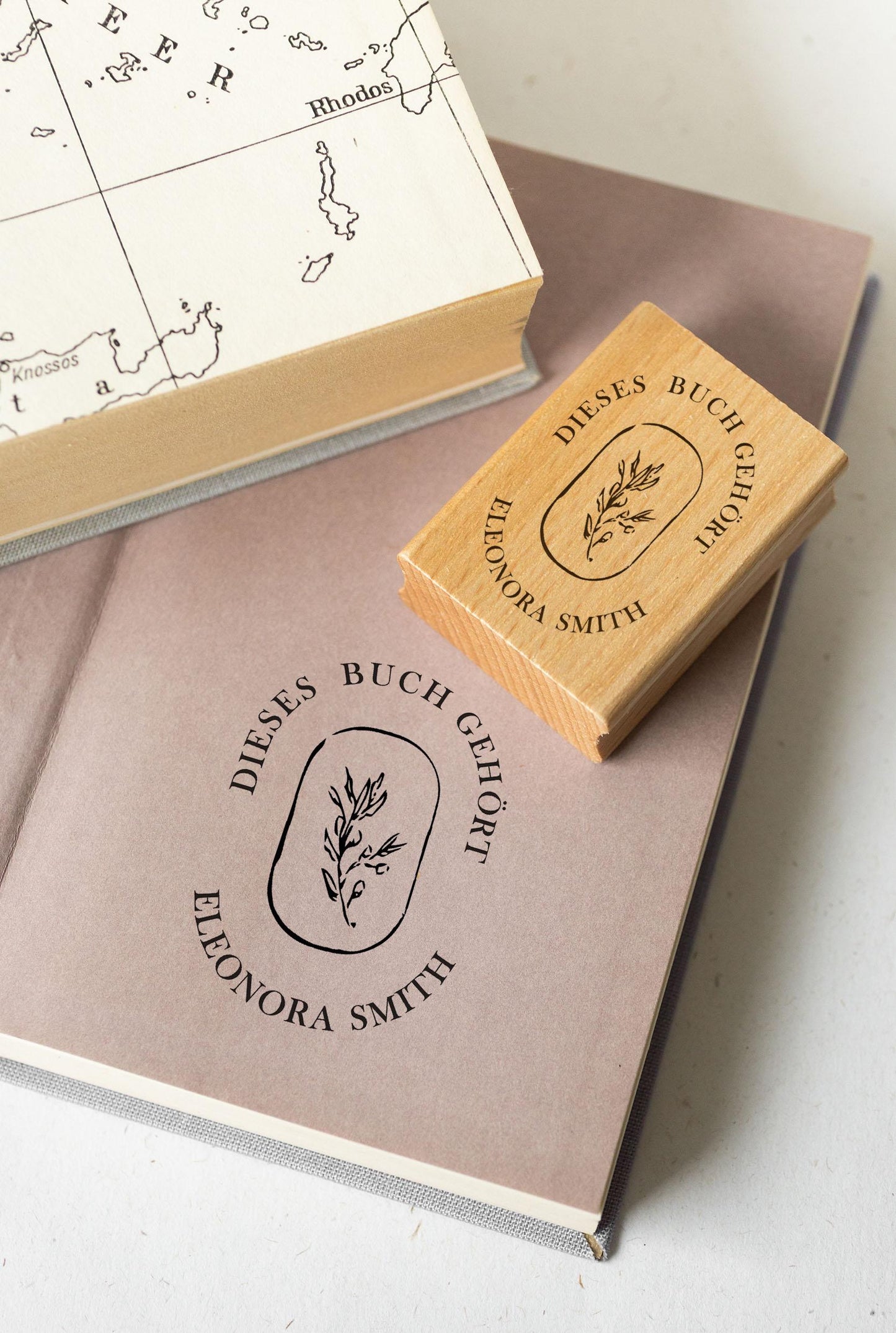 Ex Libris Namensstempel aus Holz 6x4cm – Personalisierter Bücherstempel mit Gravur – Geschenk für Leseratten Buchliebhaber Bibliothek HS188