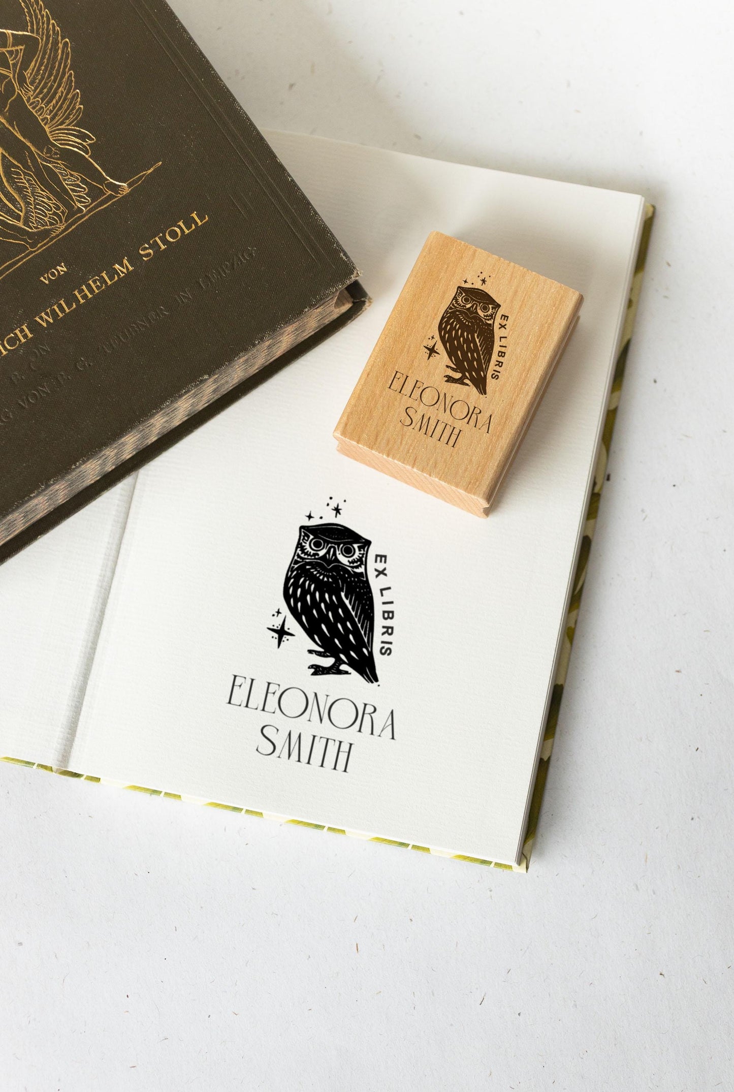 Ex Libris Namensstempel aus Holz 6x4cm – Personalisierter Bücherstempel mit Gravur – Geschenk für Leseratten Buchliebhaber Bibliothek HS188
