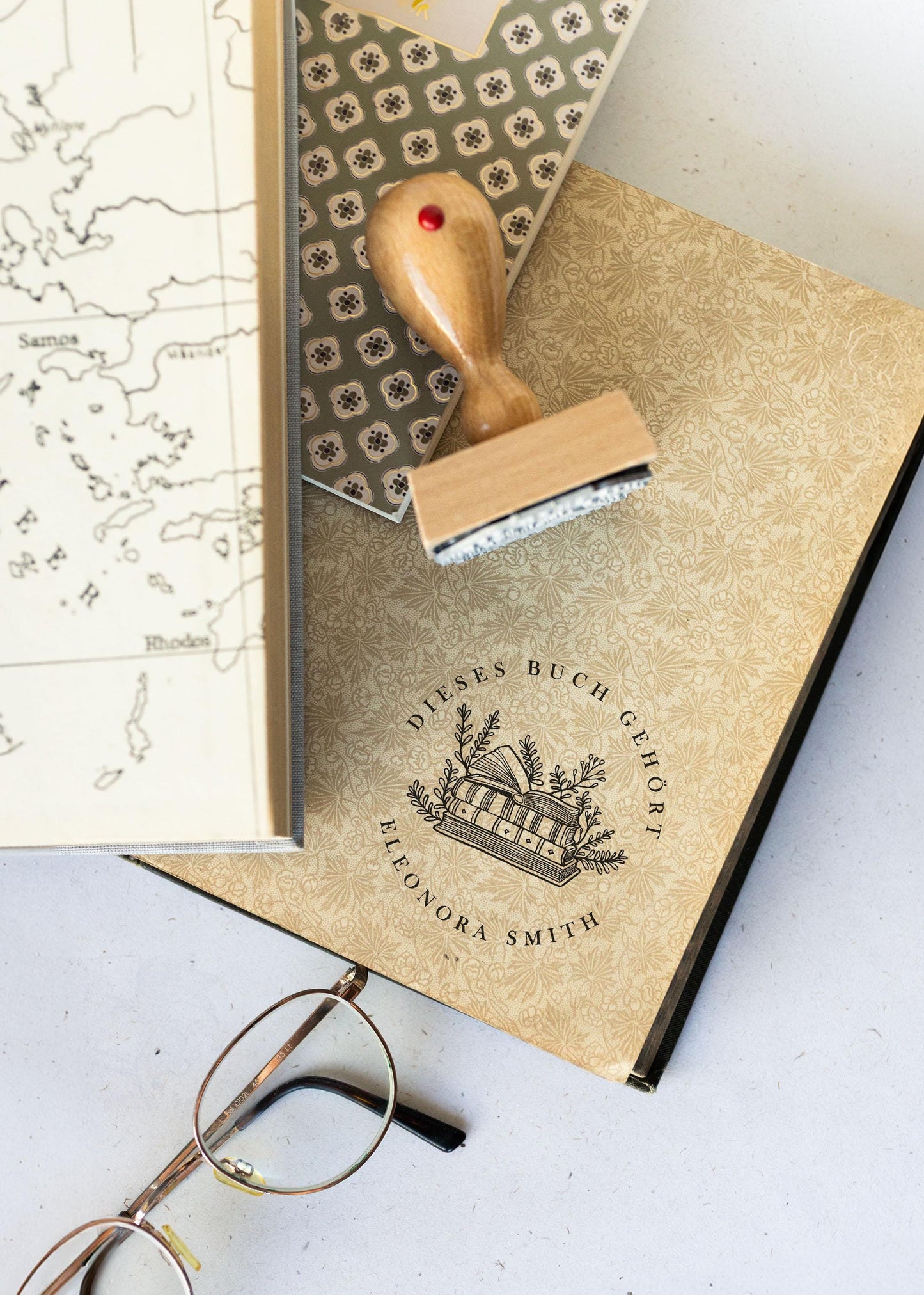 Ex Libris Namensstempel aus Holz 5x5cm –Personalisierter Bücherstempel mit Holzgriff– Geschenk für Leseratten Buchliebhaber Bibliothek HS189