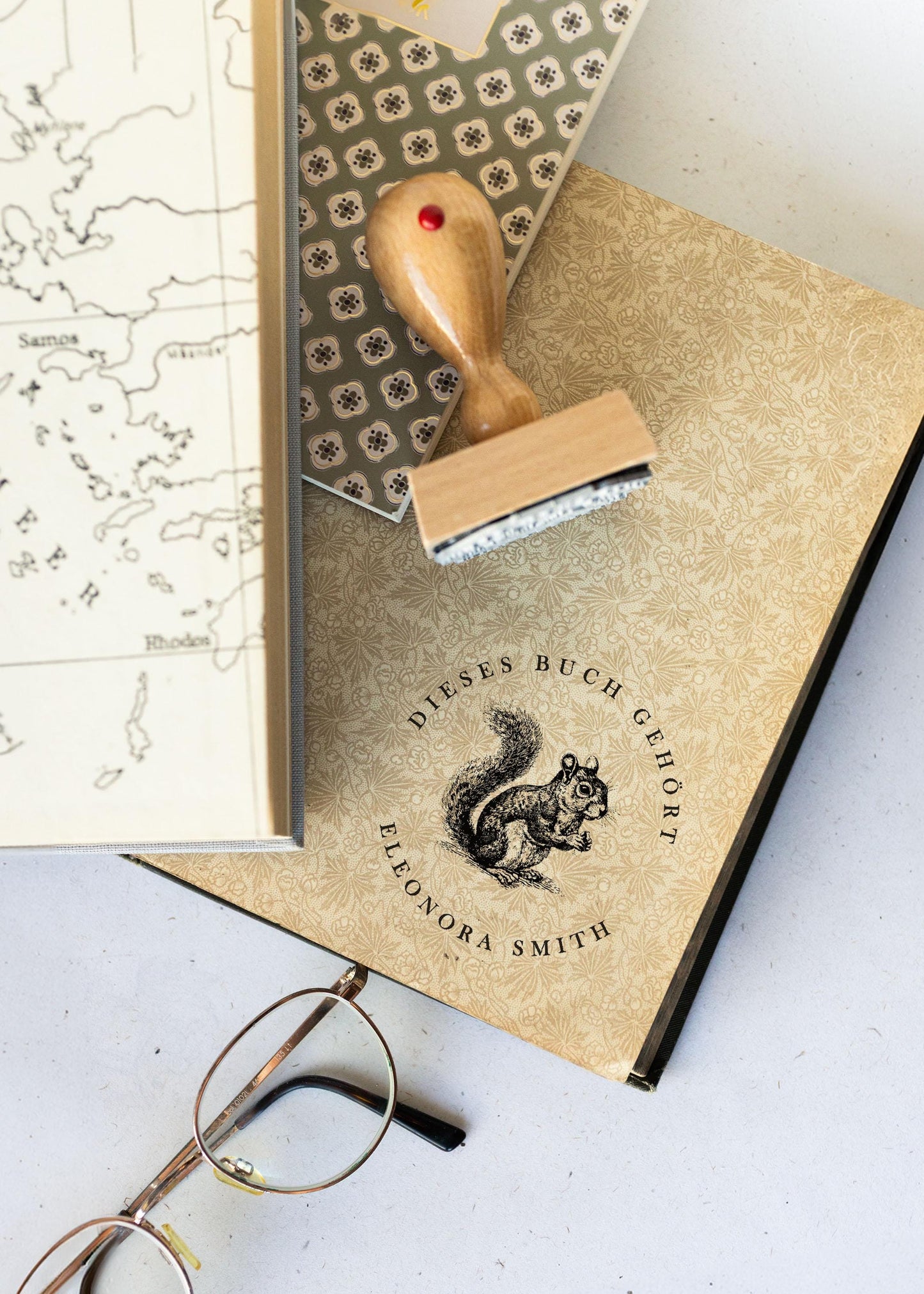 Ex Libris Namensstempel aus Holz 5x5cm –Personalisierter Bücherstempel mit Holzgriff– Geschenk für Leseratten Buchliebhaber Bibliothek HS189